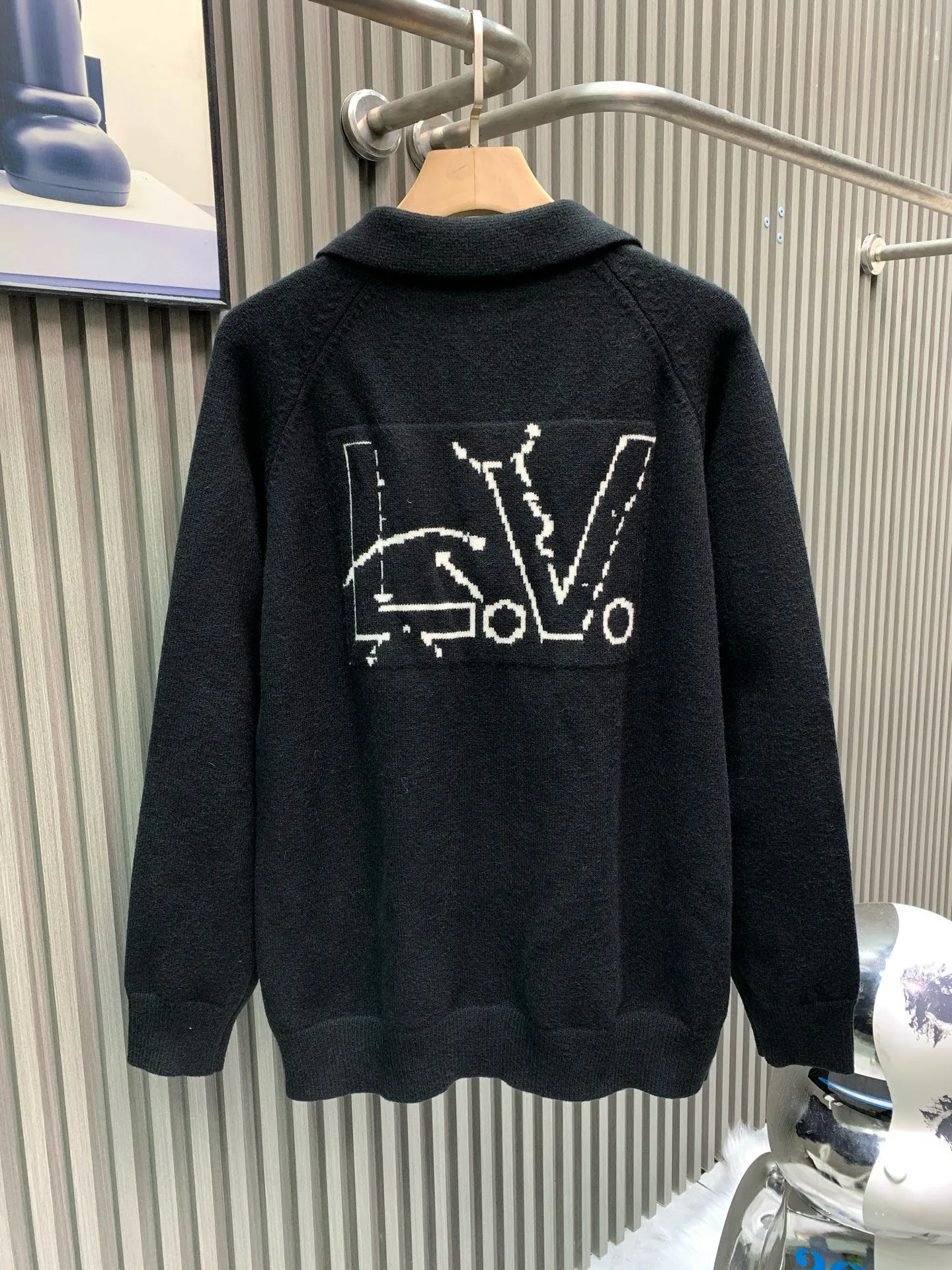 🅿️440 🀄️ Louis Vuitton Louis Vuitton sweaters are one of the hottest items in autumn and winter. They look good, are easy to wear and match, and can be easily controlled by all body types. For the early autumn temperature, they can be worn alone. I recommend the new LV&NBA joint brand to everyone. This knitted jacket is made of technical wool blend and is embellished with an intarsia NBA logo on the front. The new LV Court logo of the 2021 spring and summer pre-series is inspired by the basketball tactics diagram behind it. Paired with knitted ribs and horn buttons, this cute sweater melted my girly heart the moment I saw it. It is a fresh and gentle blue with just the right saturation, soft and comfortable, and this color is particularly flattering to the skin tone and looks tender. 50% nylon 38% wood Tencel 12% wool NBA logo takes time and heavy work. Full of craftsmanship. Comfortable to wear and skin-friendly without getting pricked. The slightly loose version is not picky and has enough capacity to hide the flesh. It can be worn with a good proportion. The upper body is youthful and energetic and looks younger. Pair it with pants and skirts to make it look younger. If you like it, don’t miss it...